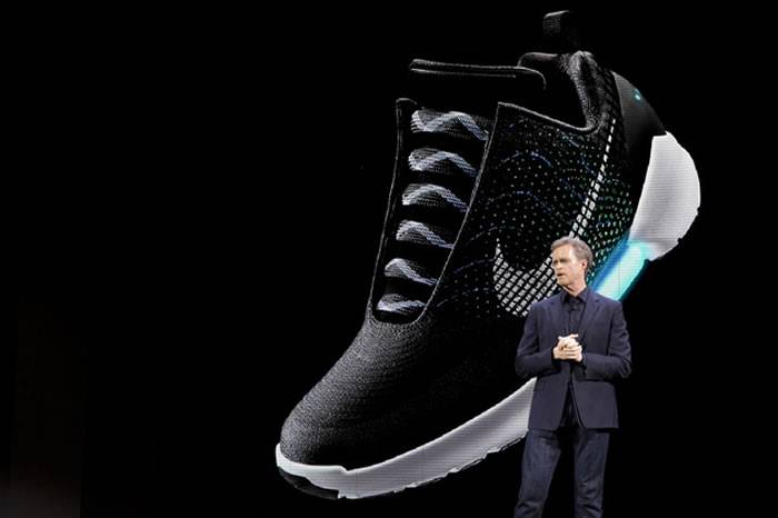 美国体育用品巨头Nike公布首款可以自动绑带的运动鞋HyperAdapt1.0