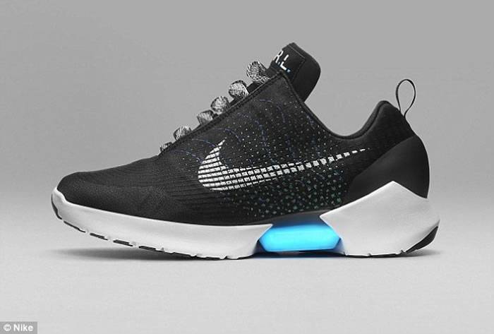 美国体育用品巨头Nike公布首款可以自动绑带的运动鞋HyperAdapt1.0