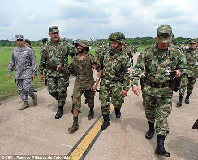 哥伦比亚士兵雨林训练迷路吃乌龟喝尿23天终获救