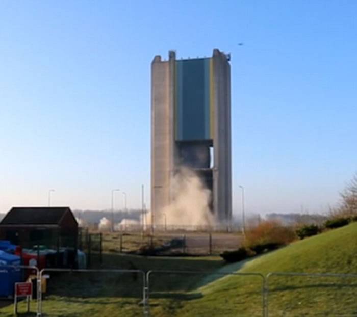 英国诺丁汉郡最高建筑进行爆破爆炸声响过后“只炸死3只路过的鸽子”