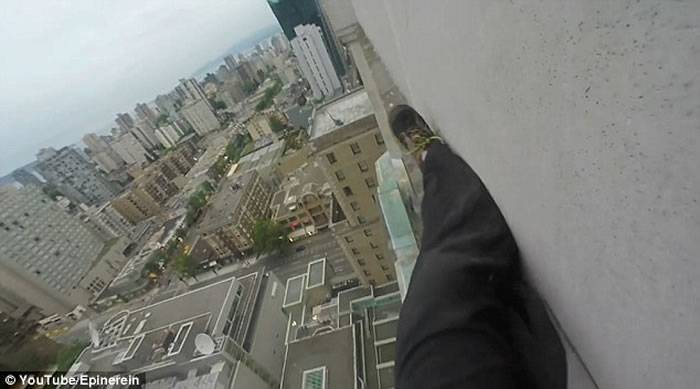 加拿大温哥华男子学“蜘蛛人”徒手爬17楼影片拍下体力不支坠楼瞬间