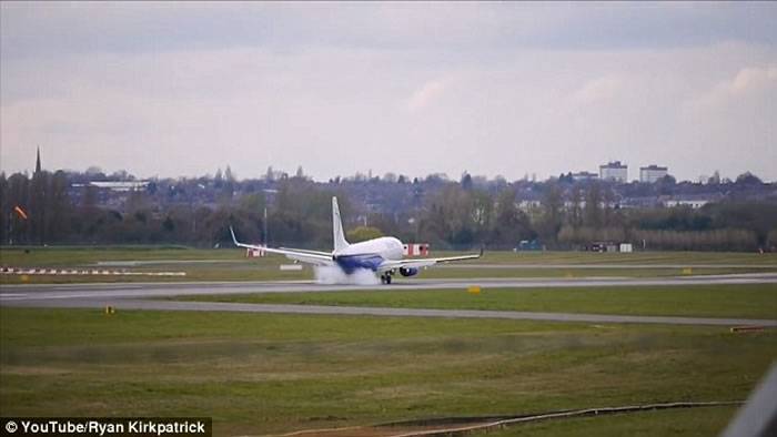 英国伯明翰机场惊险一幕：波音737客机机轮上锁降落过热冒白烟