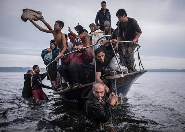 《纽约时报》纪录欧洲难民潮的获奖相片。