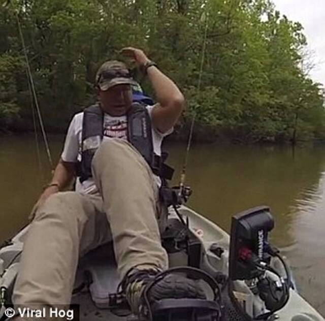 美国男子独木舟钓鱼却意外钓到巨型鳄鱼