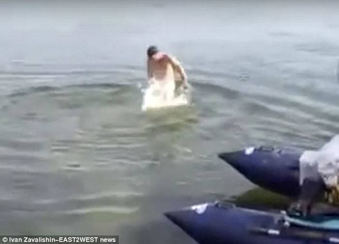 俄罗斯男子到河边裸游“小弟弟”被鱼咬着不放