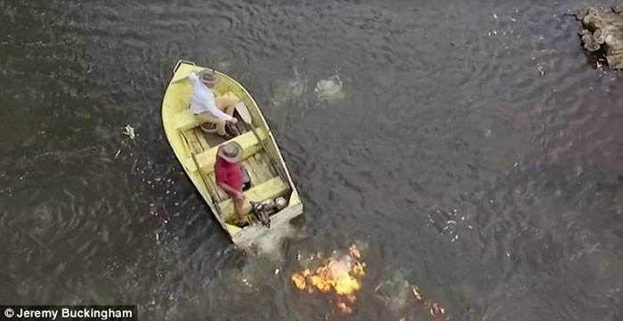 澳洲昆士兰河流CondamineRiver满布易燃甲烷点燃后一片火海