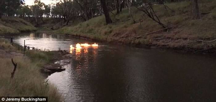 澳洲昆士兰河流CondamineRiver满布易燃甲烷点燃后一片火海