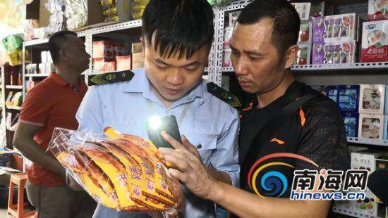 海口食药监局执法人员在椰海粮油市场部分商行查获问题辣条。南海网记者姜飞摄