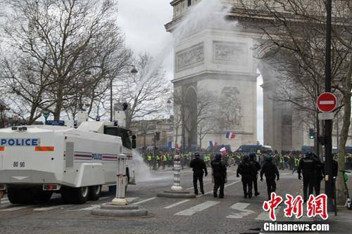 当地时间3月16日，巴黎发生大规模示威。这是巴黎自去年11月以来遭遇的第18轮示威，据法国内政部的统计，有10000人在巴黎参与示威。大批示威者当天在凯旋门聚集。李洋摄