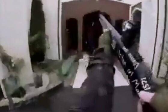 袭击者手持武器进入清真寺（图源：路透社）