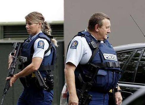 新西兰警方在事故现场巡视