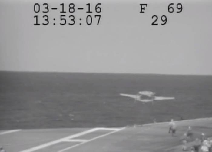降落航母艾森豪威尔号拦截索突然断裂美军E-2C空中预警机险堕海
