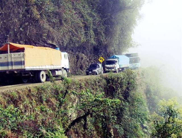南美玻利维亚“死亡公路”北永加斯公路仅60公里长每年300人丧命
