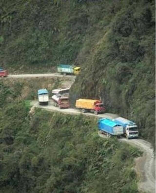 南美玻利维亚“死亡公路”北永加斯公路仅60公里长每年300人丧命