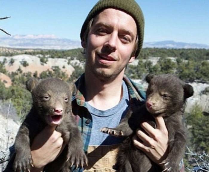 这两只幼熊来自拉尔森研究的一个熊家族。
