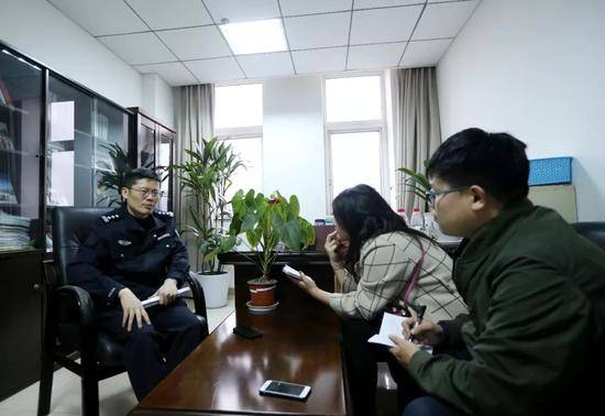 △成都市公安局温江区分局副局长谢良奎接受红星新闻记者采访