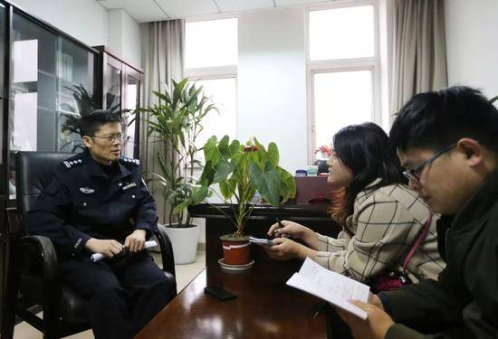△成都市公安局温江区分局副局长谢良奎接受红星新闻记者采访