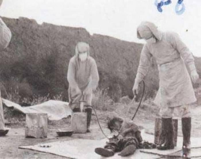 731部队在当时进行非人道的冻伤、毒气实验，甚至还有活体解剖。