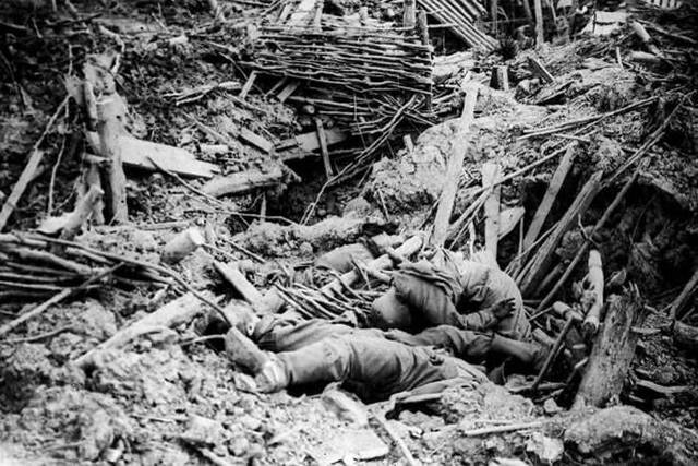 第一次世界大战，英军在梅森之战（BattleofMessines）开战之初引爆了19颗地雷，造成原子弹时代之前最大规模的爆炸，在爆炸中死亡的德国士兵多达1万