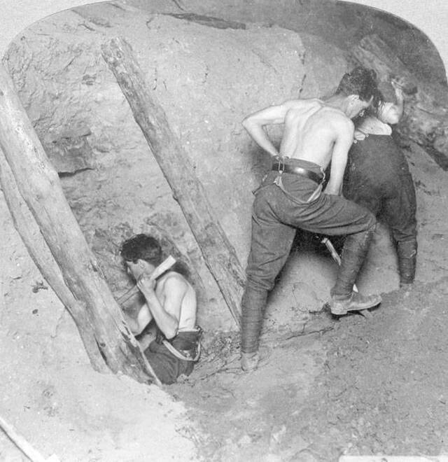 英军在梅森附近的德军壕沟下方，用将近两年的时间挖出了缜密的地道网路，有些通往地下暗室的地道深度超过30公尺，这些暗室中装满上千公斤的炸药。PHOTOGRAPH