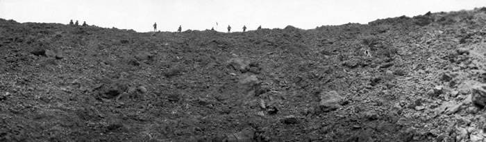 协约国士兵望进梅森之战炸出的陷坑，小小的人影衬托出破坏力的规模。PHOTOGRAPHBYDAILYMIRROR,MIRRORPIX,MIRRORPI