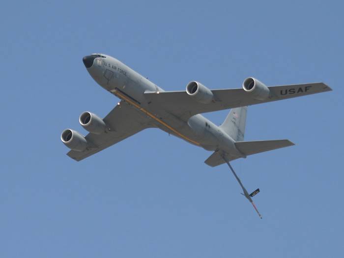 KC-135「同温层加油机」（KC-135Stratotanker）是一款由波音替美国空军开发制造的空中加油机。空军机动司令部计划在机上加装激光武器。