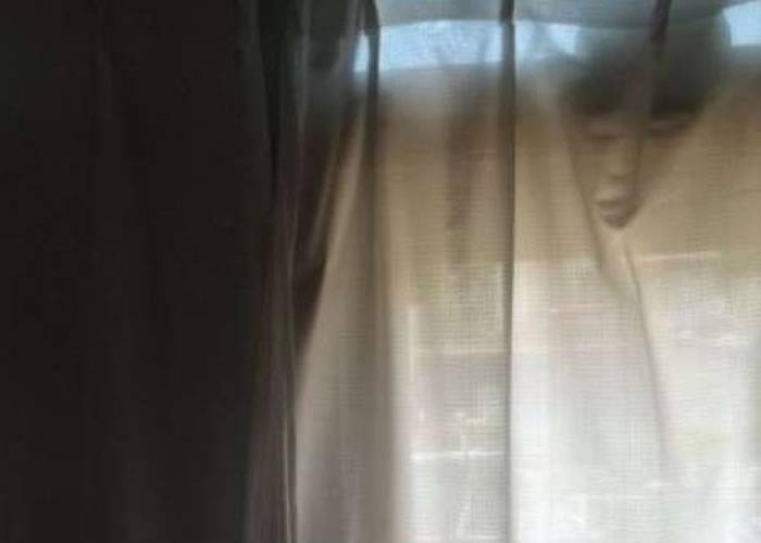 日本网民房中休息突然发现窗帘出现一张诡异人脸