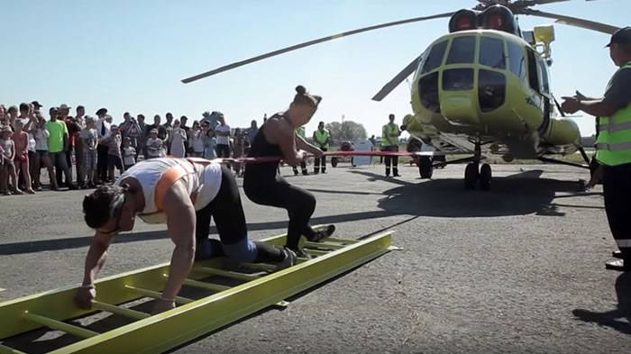 战斗民族：俄罗斯女大力士OksanaKosheleva拖动8.6吨直升机