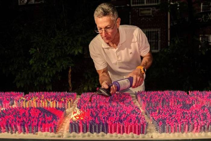 美国世界纪录之王AshritaFurman在巨型生日蛋糕上燃点起7.2万支蜡烛