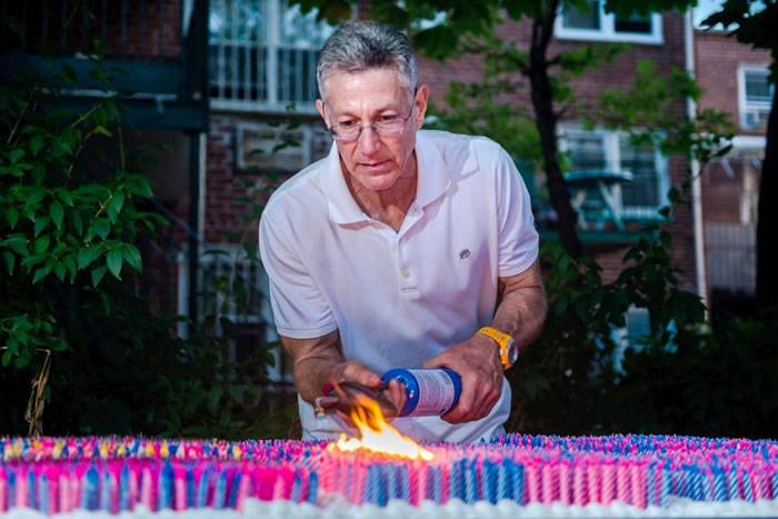 美国世界纪录之王AshritaFurman在巨型生日蛋糕上燃点起7.2万支蜡烛