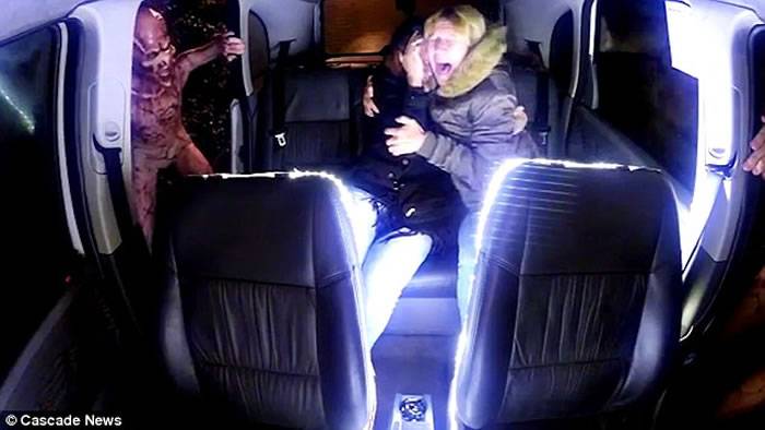 巴西电视台用逼真UFO和外星人恶搞节目一道光束后司机消失吓坏乘客