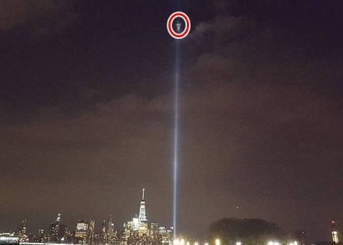美国纽约世贸中心911遗址显神迹纪念光柱现耶稣？
