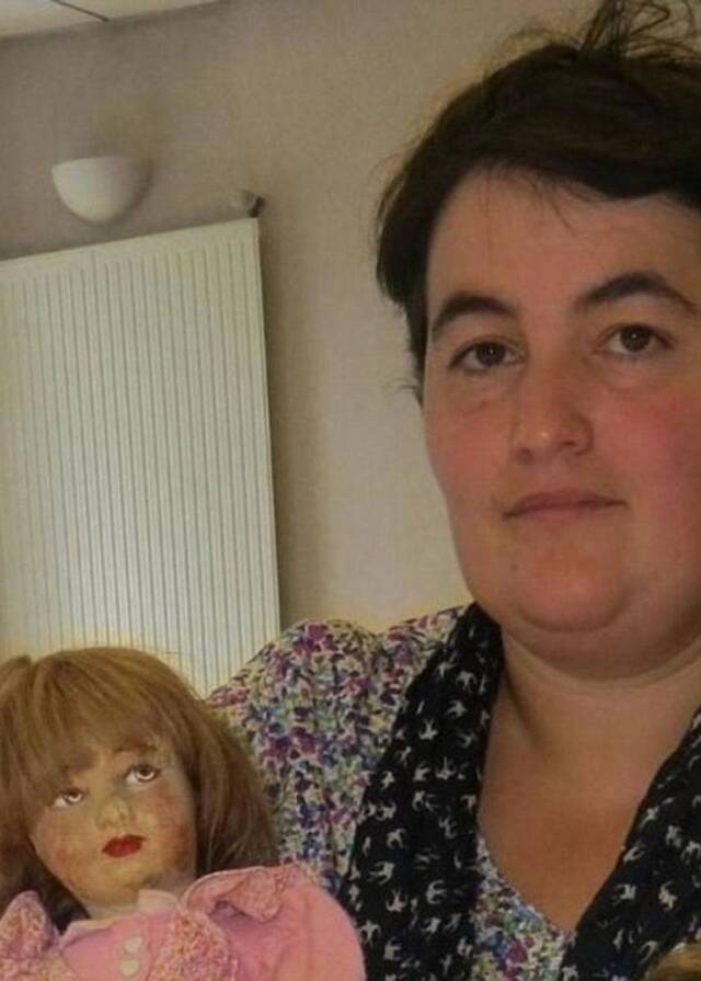 吉勒（图）将洋娃娃捐赠给巴黎纳粹大屠杀纪念馆。