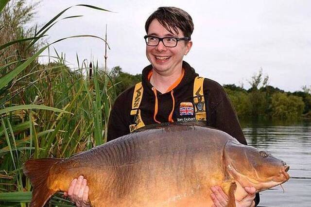 英国男子钓起32公斤破纪录大鲤鱼却收到死亡威胁