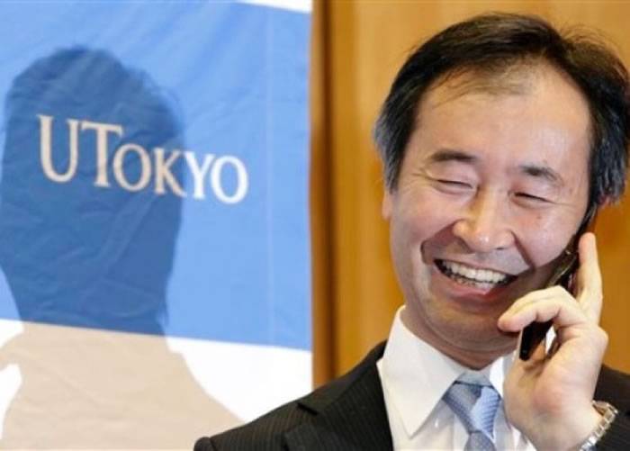 梶田隆章当时得悉获物理学奖后，与首相安倍晋三通电话。