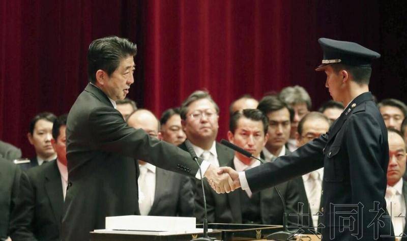 日本首相安倍晋三3月17日参加日本防卫大学毕业仪式并训话。