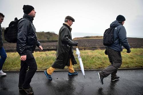 英国独立党前领袖、脱欧倡导者法拉奇（中）16日在森德兰参加游行，抗议英国议会对脱欧问题的处置。（法新社）