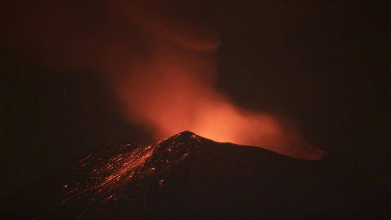 波波卡特佩特火山爆发，图片来自路透社