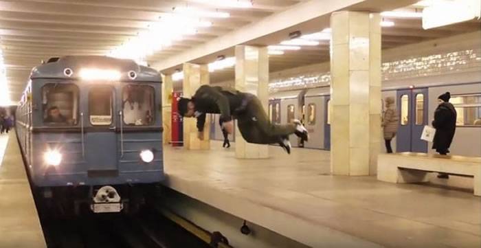 火车准备进站驶近俄罗斯男子突跃身一跳空中翻转一圈到对面月台