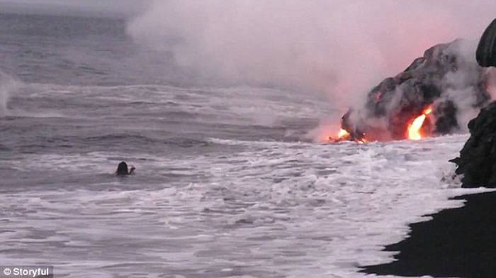 火山岩浆流入海中美国夏威夷男子旁边游泳自拍