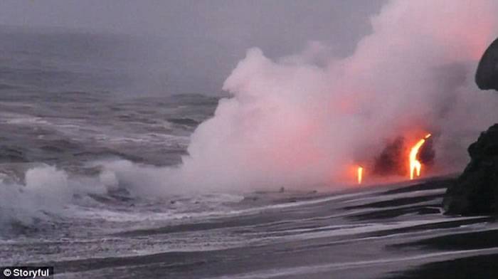 火山岩浆流入海中美国夏威夷男子旁边游泳自拍