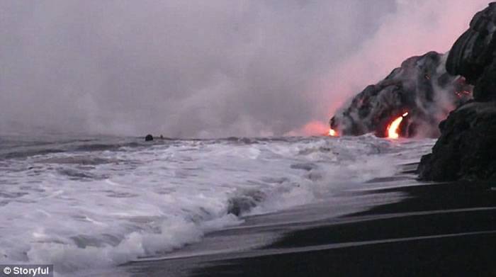 火山岩浆流入海中美国夏威夷男子旁边游泳自拍