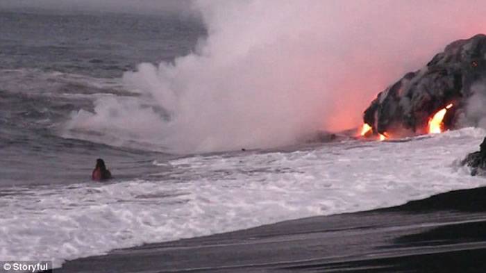 火山岩浆流入海中美国夏威夷男子旁边游泳自拍