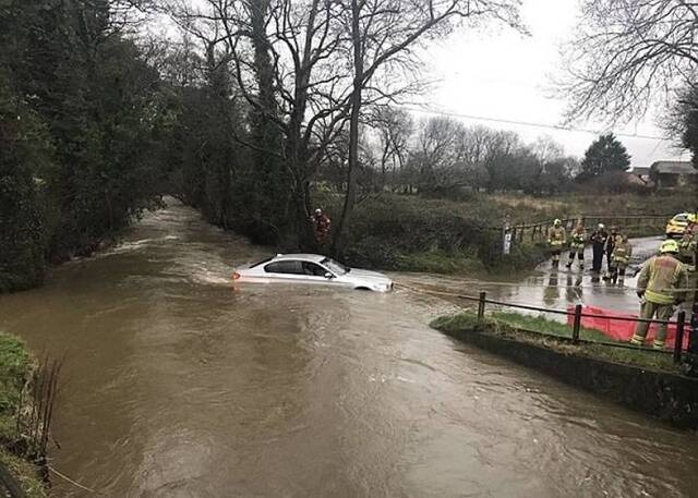 车辆几乎被淹没在河道。