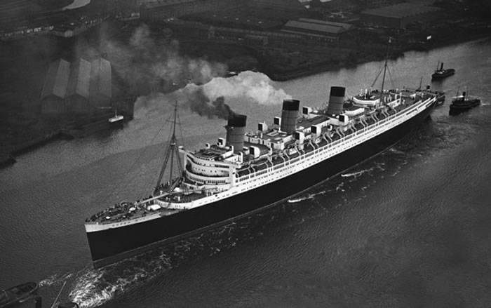 1936年就开始载客的皇后玛莉号，退役后一直停靠在长堤港边，成为观光景点。