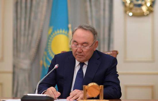 纳扎尔巴耶夫签署辞职令图丨哈总统府