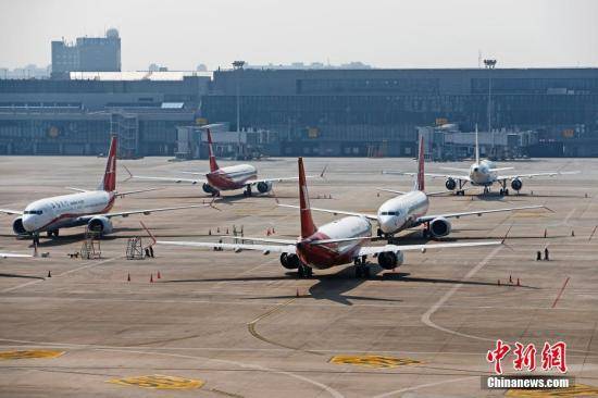 资料图：3月17日，上海航空公司的9架波音737MAX机型飞机停在虹桥国际机场停机坪上。据路透社报道，波音公司计划将在未来一周到10天内发布波音737MAX机型相关升级软件。目前，波音737MAX机型已经在全球停飞。中新社记者殷立勤摄