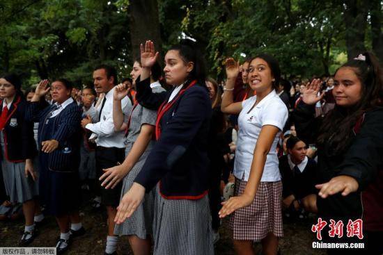 资料图：一些学生用毛利人传统战舞“哈卡舞”（Haka）向遇难者致敬。