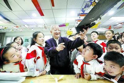 3月20日，在人大附中实验小学，91岁的中国科学院院士吴新智给同学们上科学实践课。北京日报图