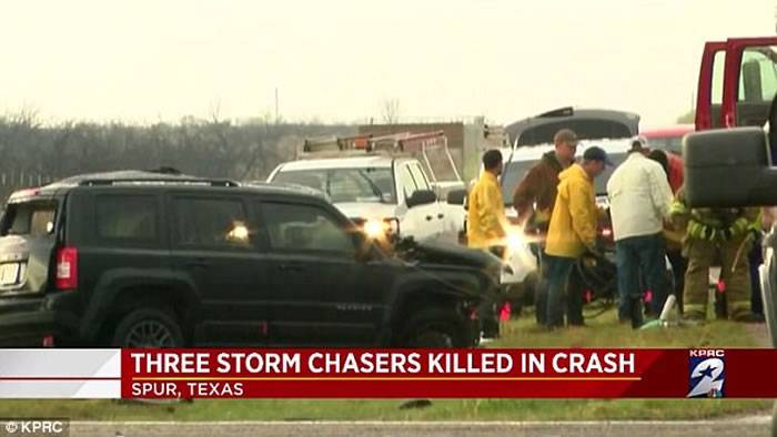 美国德州龙卷风肆虐3名为气象频道拍摄的追风者撞车身亡
